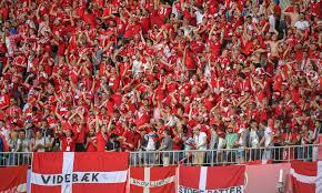 Ved mange af kampene kommer der ikke mange gæstende fans, men danmark får en hjælpende hånd via en helt en speciel kattelem. Video Afslorer Danske Fans Strafbare Opforsel Det Er Sare Simpelt Pinlig Mangel Pa Intelligens Fodbold Sport