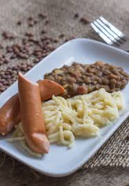 Saure Linsen Mit Saitenwurstchen Und Spatzle Reisehappen Linsen Mit Spatzle Schwabische Gerichte Saitenwurstchen