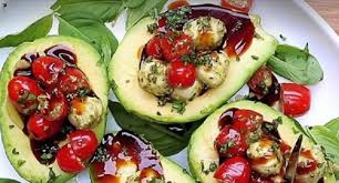 Des Avocats Farcis A L Italienne Une Entree Rapide Et Delicieuse Mamie Recettes Avocat Farci Entree Rapide Recette