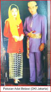 Pakaian adat ulos dianggap oleh masyarakat suku batak karo sebagai ajimat yang hingga membuat yang memakai pakaian penganten tersebut terlihat lebih berwibawa. Pakaian Adat Betawi Dki Jakarta Lengkap Gambar Dan Penjelasanya Seni Budayaku