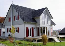 modernes einfamilienhaus aus holz mit aussenliegendem kamin holzhaus aumann haus in ziemetshausen terrasse ga haus fensterladen individuelle hauser holzhaus