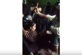Kronologi video viral bangladesh no sensor. This Viral Video Of Bangladeshi Woman Is Not A Forceful Attempt Of Religion Conversion But Exorcism In Bangladesh Viral Bake