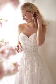 Abiti da sposa milano su misura sotto 990€. Delicatezza Abito Da Sposa Avorio E Rosa Dalla Linea Scivolata In Tulle E Pizzo Rebrode Ricamato Abiti Da Sposa Abito Da Sposa Avorio Sposa