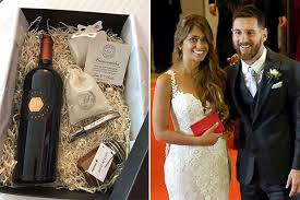 Antonella roccuzzo married lionel messi in a rosa clara wedding dress #antonellaroccuzzo antonella roccuzzo is a breathtaking vision of beauty in her elegant wedding gown. Antonella Roccuzzo Dream Team Fc