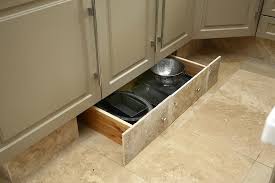 Astuces De Rangements Dans La Cuisine Avec Tiroirs Sous Les Meubles Pour Mieux Optimiser Amenagement Tiroir Cuisine Amenagement Petite Cuisine Plinthe Cuisine