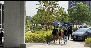 It is southeast of the jinhua city boundary and approximately 180 km (111.8 mi) from hangzhou. å°å—æ°¸åº·æ°'å®…å¤§ç«å¥³ç¶²å‹å€Ÿä½å»ç¸±ç« ç¤¾æœƒ ä¸­æ™‚