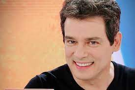 Celso portiolli é apresentador do sbt, comanda o programa domingo legal, mas já apresentou dezenas é um dos caras mais carismáticos da tv brasileira, atualmente casado, tem 3 filhos. Celso Portiolli Surge Careca E Vira Piada Na Web Bem Vindo Ao Clube