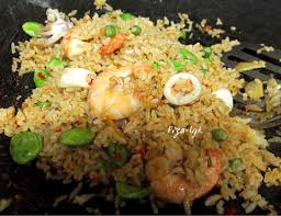 Makanan satu ini bahkan sudah sangat dikenal wisata asing dan menjadi salah satu makanan wajib untuk mereka cicipi. Resepi Nasi Goreng Udang Sotong Famousresipi Farbuck Com