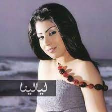 صورة أيتن عامر تحمل ثعبان ضخم يفاجئ الجمهور