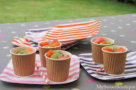 Insparation Garden Party Assiettes Rayees Et Gobelets A Pois Recette Salade De Fruits Salade De Fruits Garden Party