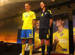 Brasilien (bortaställ) visar kärlek till spelet med klassiska. Fotboll Nina Etc