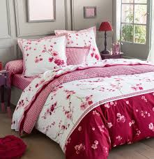Dans la chambre, le linge de lit est une façon de renouveler la décoration avec peu d'éléments, sans tout changer, et régulièrement. Linge De Lit Delicatesse Par Francoise Saget Linge De Lit Lit Parure De Lit