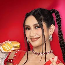 Gwen Martinez's Instagram, Twitter & Facebook