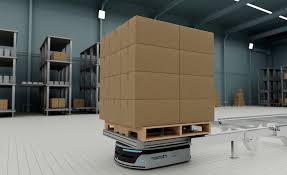 물류 창고 바닥을 자유롭게 이동하며 파렛트를 들어 올리는 AMR(자율 이동 로봇)의 주행 모습, 바닥에 별도의 유도선이 없는 것이 특징