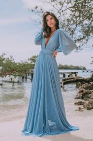 Decide si vas a ir con un vestido de día o de si quieres usar un vestido de día, asegúrate de estilizarlo con unas buenas sandalias y joyas. Como Vestir Para Una Boda Hombre Mujer 2021
