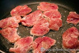 2 muschiuleti de porc, 1 kg aluat pentru placinta, 500g spanac, 200g ciuperci, 200g urda, 100g unt, 2 oua, 1 ceapa, sare, piper. Spanac Cu Muschiulet De Porc Diva In Bucatarie