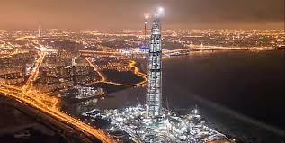 An den fenstern hängen gardinen. Der Hochste Wolkenkratzer Europas Ingenieur De