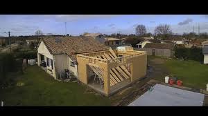 Trois baies vitrées offrent une vue vers l'extérieur sur la mer, mais permettent aussi de dévoiler un intérieur. Agrandissement Ossature Bois Par Cube In Life Youtube