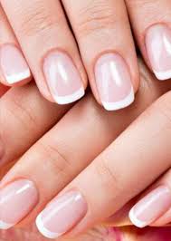 Sie bestehen aus einem weißen lack für die spitzen, einem rosafarbenen lack für den gesamten nagel und einem transparenten überlack. Shellac Nagel Selber Machen Anleitung Fur Manikure Von Zuhause Aus