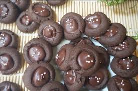 Untuk melengkapi tradisi menjalin sillaturahmi saat lebaran, kamu diwajibkan menyuguhkan beberapa camilan buat sanak saudara yang berdatangan. Resep Membuat Kue Kering Coklat Enak Dan Renyah