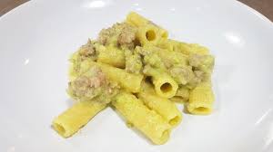 Vi basterà saltare in padella le zucchine con burro o olio e a parte cuocere la salsiccia spellata per farla diventare bella croccante. Pasta Con Crema Di Zucchine Salsiccia E Stracchino Foodvlogger Youtube