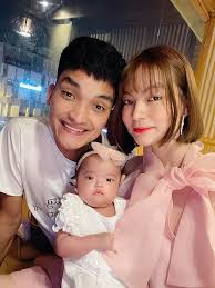 Xuất thân trong gia đình nông dân miền núi cộng với ngoại hình xấu xí, anh khá tự ti về bản thân. Pszvfkptnfwppm