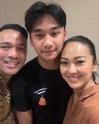 Ketemuan juga akhirnya sama si mama abbey yang cantik ini @artikasaridevi  🤍🤍 , next jumpa kita jangan ajak2 nyamuk ya bu.. kasian papa @baimguitar  🤣