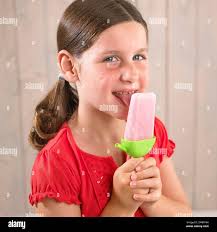 Portrait de fille avec ice lolly lécher les lèvres Photo Stock