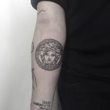 Gefallt 6 055 Mal 68 Kommentare Johnnygloom Auf Instagram Versace Dovme Fikirleri Dovme Dovme Desenleri