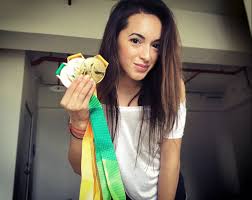 Looking for larisa iordache stickers? Larisa Iordache AratÄƒ SenzaÅ£ional In Costum De Baie Kfetele