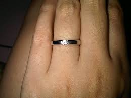 Sedangkan untuk penggunaan cincin tunangan di jari tangan kanan merupakan hati wanita itu telah dimiliki oleh seseorang yang memberikan cincin. Kumpulan Gambar Cincin Tunangan Di Jari Manis Gratis Infobaru