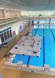 Medewerkers van de kwakel willen niet. Werkvlot Met Steiger Voor Onderhoud Zwembad Easyfloat