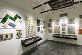 Há negócios em todo o mundo, ou quadros expostos em vários museus, ou investimentos nas. Museu Berardo Estremoz