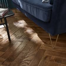 on garde le charme de l ancien avec des sols traditionnels comme un parquet chevrons et des carrea decoration salon parquet deco parquet deco carreau de ciment