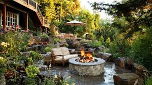 Feuerstelle Terrasse Pflanzen Anlegen Garten Steine Hang Wald Amsteine Steine May Refer To The F Backyard Fire Fire Pit Backyard Fire Pit Landscaping
