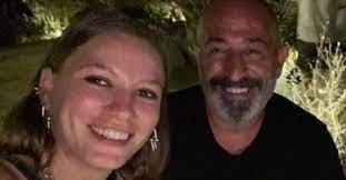 Ünlü komedyan cem yılmaz, serenay sarıkaya ile arasındaki yaş farkı sorusuna esprili bir yanıt verdi. Cem Yilmaz Ile Sevgilisi Serenay Sarikaya Nin Yas Farkina Esprili Gonderme 19 Yil Once Cem Yilmaz Ile Serenay Sarikaya Magazin Haberleri