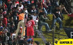 Persija #jakarta #bambangpamungkas #bp20 #indonesia lagu : Bambang Pamungkas Panjat Pagar Untuk Tenangkan Suporter Persija Kampiun Id