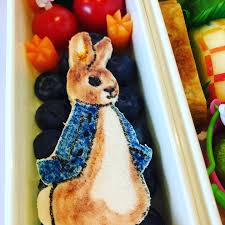 This Is The Last Easter Bento For This Year My Little One Lover Peterrabbit It Was The First Movie Ache Saw In Cine In 2020 Food Art For Kids Cute Food