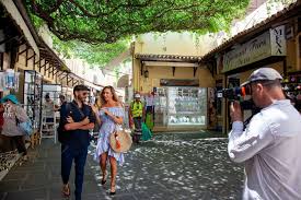 Lively and feminine womenswear collection in vibrant prints, sophisticated colors & effortless shapes. H Rodos Mesa Apo To Fako Ths Thleorashs Toy Israhl Xrhma Toyrismos Money Tourism Gr