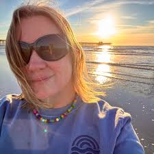 How does everyone get the elf's hands to stick to stuff?