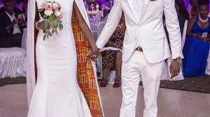 La première correspond à la période dite du « costume. 5 Modeles De Robes De Mariage En Wax Qui Donnent Envie