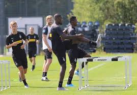 Nach einem schweren schicksalsschlag sucht eine frau aus der großstadt in einer blockhütte in den bergen zuflucht, um in der einsamen natur zu sich selbst zu finden. Marcus Thuram Trainiert Erstmals Bei Borussia Monchengladbach