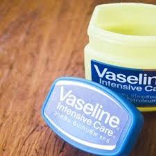 Elle Utilise Ce Produit Sur Son Corps Tous Les Jours Et Son Corps Change Elle Ne Peut Pas Surmonter Esprit Sante Vaseline Vaseline Jelly Vaseline Petroleum Jelly