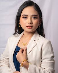 Emang ada perempuan yang gasuka tampil cantik? Jelas gak ada kan? Nah  solusi agar tampil makin cantik dan bersinar, set emas kristal dengan  desain kembang ini siap menemani langkahmu dan bikin kamu