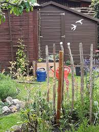 Ein weiterer trick ist es demnach, den garten sinnvoll zu das können eine schöne blüte im frühjahr, dekorative früchte oder buntes herbstlaub sein. Kleine Garten Gestalten Mit Schonen Ideen Seite 11