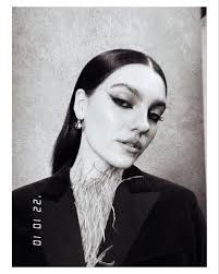 A moment with @theemilycarey ❤️ I've been waiting for a moment for this  @carolinaherrera dress since I saw first it in their fall collection