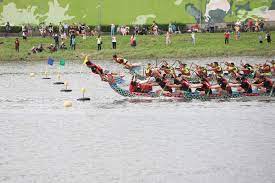 今年因為武漢肺炎疫情，僅有5縣市縮小舉辦龍舟競賽。 圖：翻攝自2020 台南市國際龍舟錦標賽臉書 新頭殼newtalk 因為武漢肺炎疫情，今年多縣市的龍舟競賽都停辦，僅有台北市、新北市、彰化縣、台南市、花蓮縣縮小規模舉辦。雖然規模縮小，但依舊能透過線上直播感受更濃厚的端午節氣息，部分. 2020è‡ºåŒ—ç«¯åˆé¾èˆŸéŒ¦æ¨™è³½ä¸€é€£å…©å¤©é‚€ä½ ç·šä¸Šå…¨ç¨‹ç‚ºé¸æ‰‹åŠ æ²¹ è‡ºåŒ—æ—…éŠç¶²