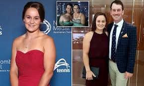 After hitting a smash winner on match point to become the first person in 46 years from down barty held up her end of the bargain and it meant a well known photo of the aussie superstar was given a new life online. Australian Tennis Star Ash Barty Defies Odds After Quitting In 2014 Daily Mail Online