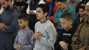 ‫فعله النبي مع الصحابة.. الأزهر العالمي للفتوى يكشف عن أسلوب لتربية الأبناء‬‎