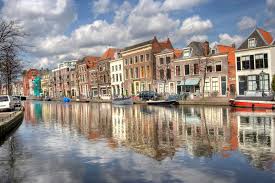 The dutch city of leiden holland (leyden in dutch) is a picturesque community located in the home to the oldest university in the country, leiden features spectacular landmarks, interesting tourist. Kanal In Leiden Holland Stockbild Bild Von Reflexion 13973999